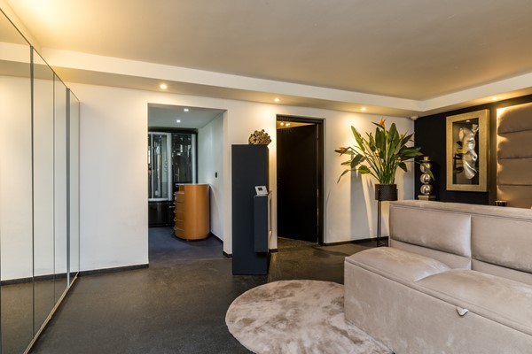 Foto - Te koop: Op een schitterende en rustige locatie in de geliefde villawijk "Moltbos" staat deze stijlvolle, vrijstaande villa met een uitzonderlijk royaal woonoppervlak.